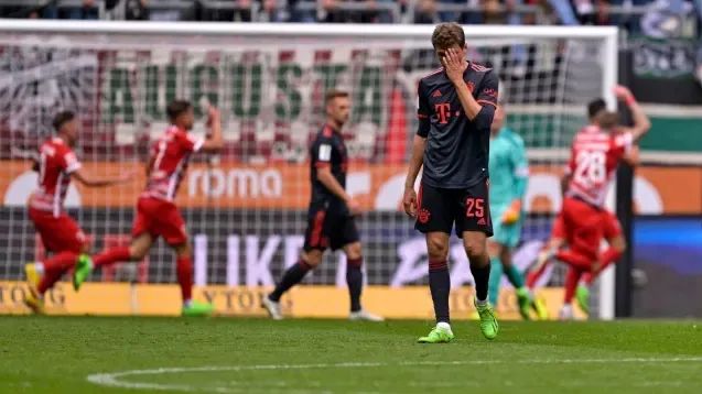 1-0，德甲爆冷门！卫冕冠军崩盘+神迹被终结，遭遇赛季首败