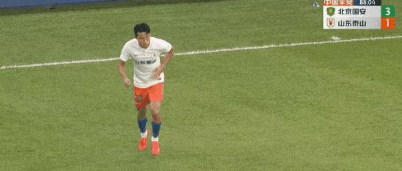 94分钟王刚手球送点，泰山惊险追平北京国安(9)
