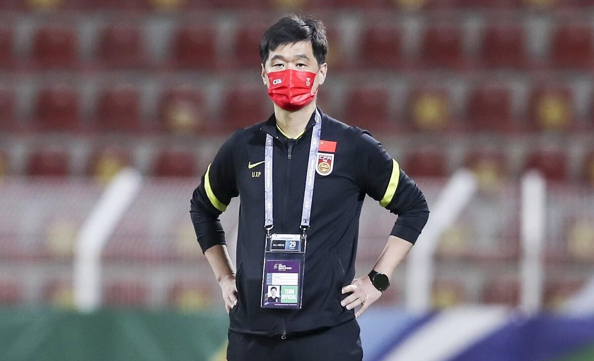 下午2点！中国足球遭打击，陈戌源李霄鹏很尴尬，球迷吐槽声一片
