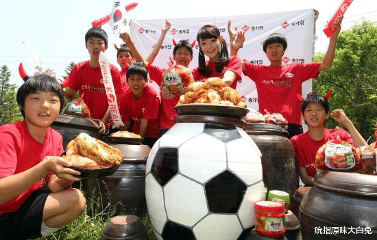 CCTV5直播韩国带着泡菜踢乌拉圭，中国球迷看世界杯，得花多少钱(1)