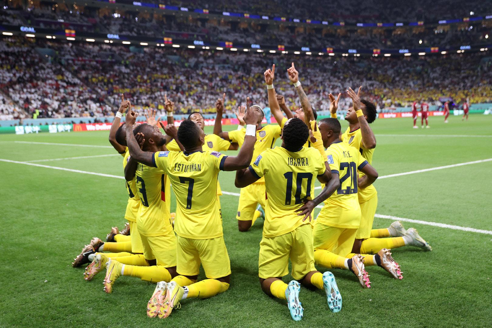 世界杯首轮三大有爱瞬间：进球拒绝庆祝，全队跪地指天+奇怪舞蹈