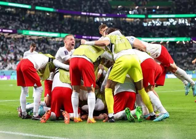 世界杯最新战况：波兰2-0击败沙特，莱万打入世界杯首球激动落泪！头球破门，澳大利亚1-0胜突尼斯