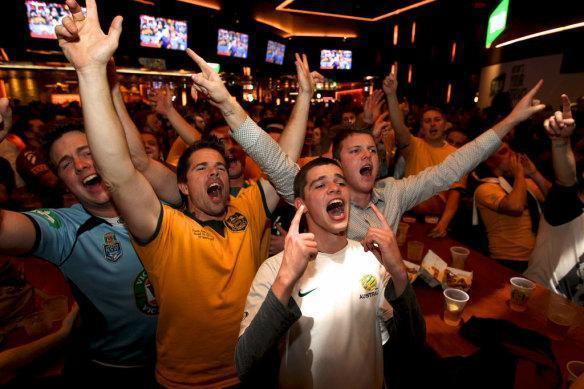世界杯澳大利亚奇迹之夜：球迷街头狂欢，比过节还激动(3)