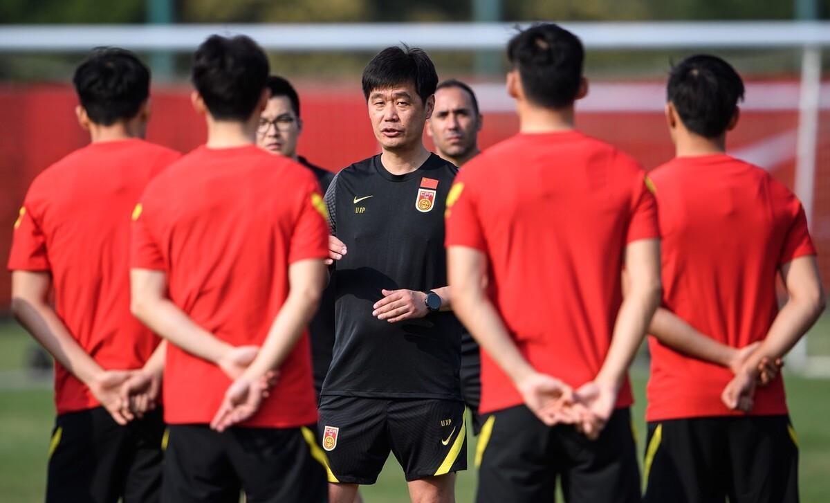 西班牙媒体做出争议报道，中国足球成笑话，球迷吐槽：简直烂透了(5)