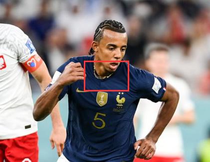 世界杯离谱一幕！球员戴着金项链踢42分钟才被发现，国际足联尴尬(3)