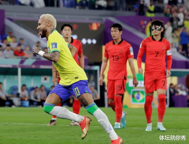 韩国球迷败人品！手举7-1纸牌羞辱巴西，却惨被打脸，36分钟丢4球(1)