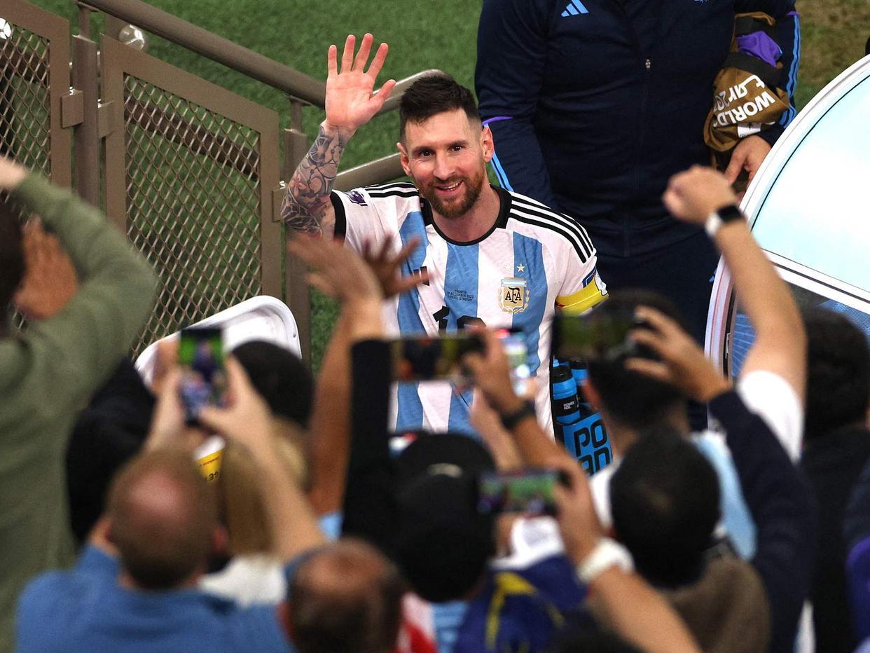 阿根廷32年神迹！数万球迷街头狂欢，球员更衣室载歌载舞，未见梅西身影