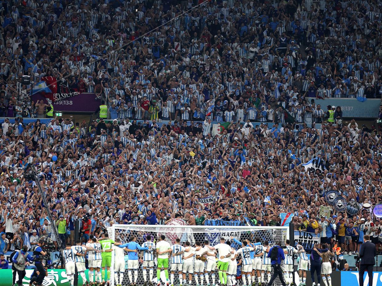 阿根廷32年神迹！数万球迷街头狂欢，球员更衣室载歌载舞，未见梅西身影(2)