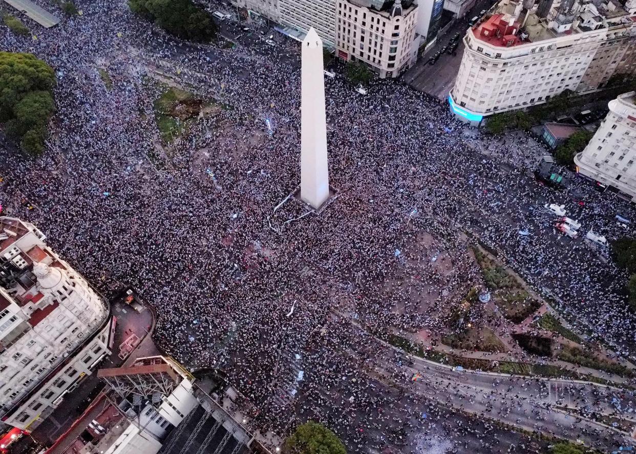 阿根廷32年神迹！数万球迷街头狂欢，球员更衣室载歌载舞，未见梅西身影(4)
