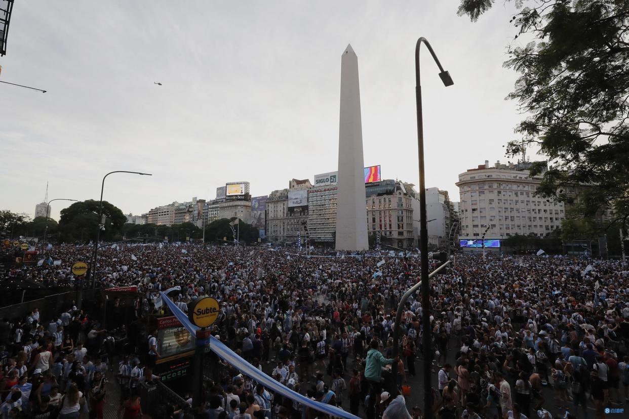 阿根廷32年神迹！数万球迷街头狂欢，球员更衣室载歌载舞，未见梅西身影(5)