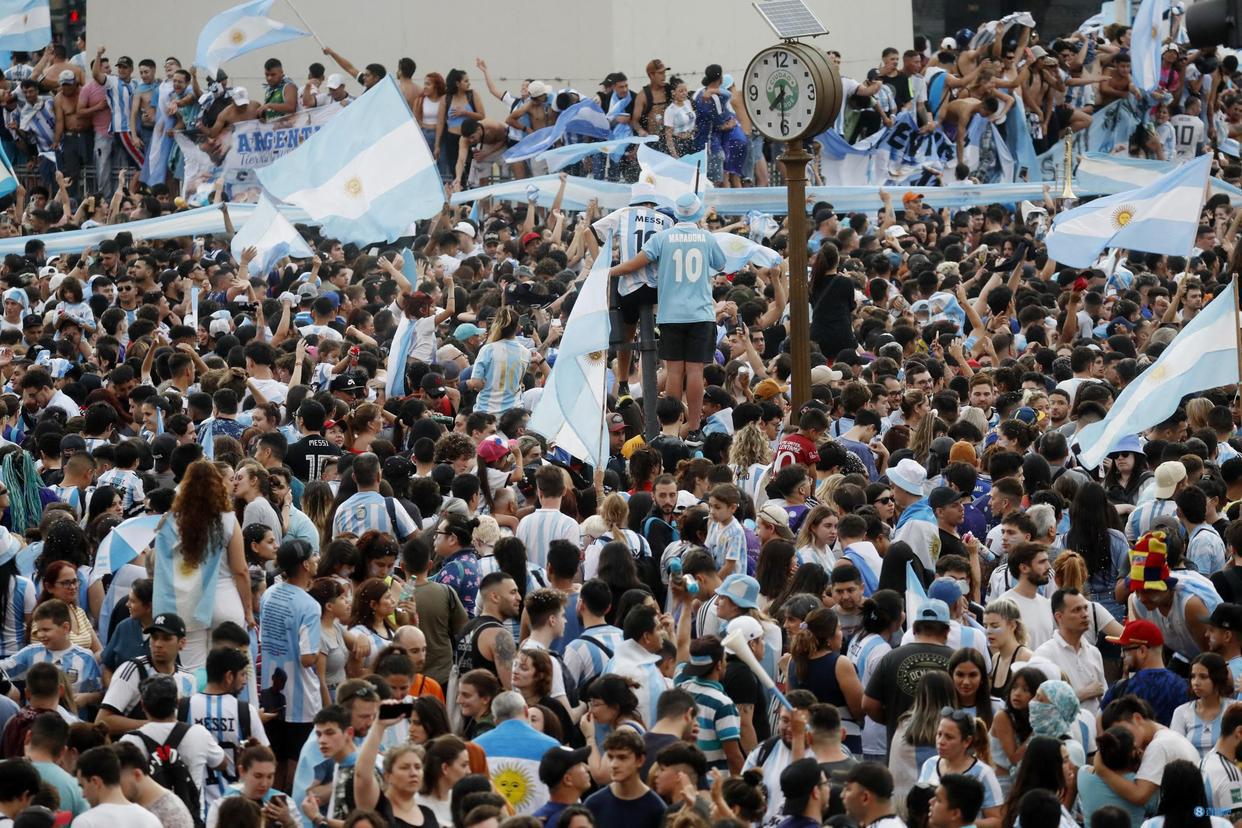 阿根廷32年神迹！数万球迷街头狂欢，球员更衣室载歌载舞，未见梅西身影(6)