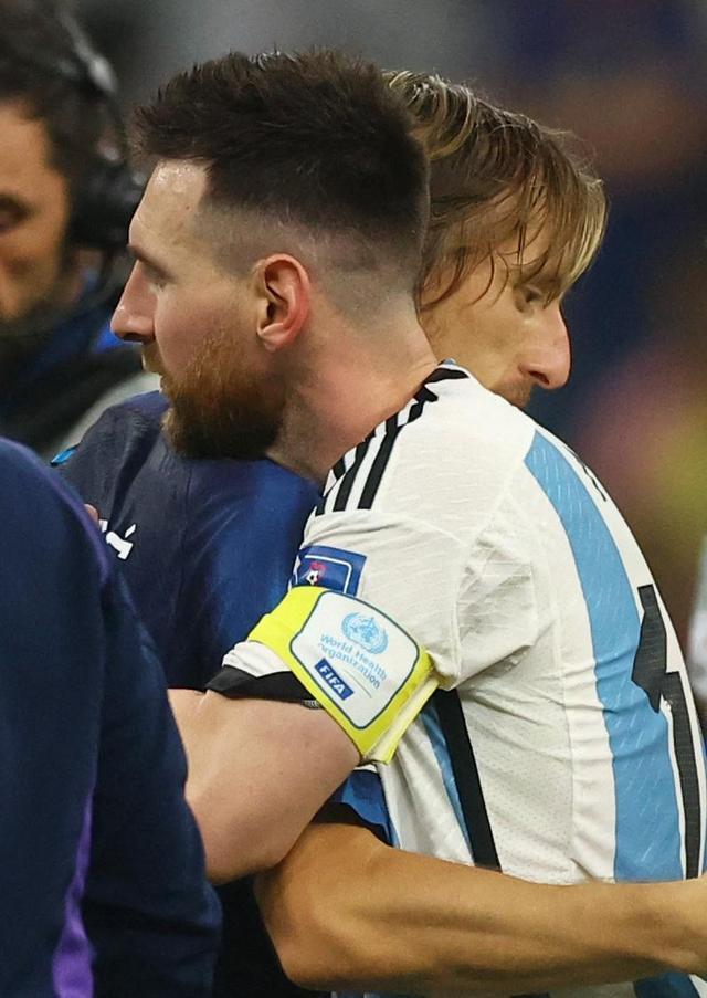英雄惜英雄！梅西拥抱莫德里奇引发别样风情，阿根廷独缺一个魔笛