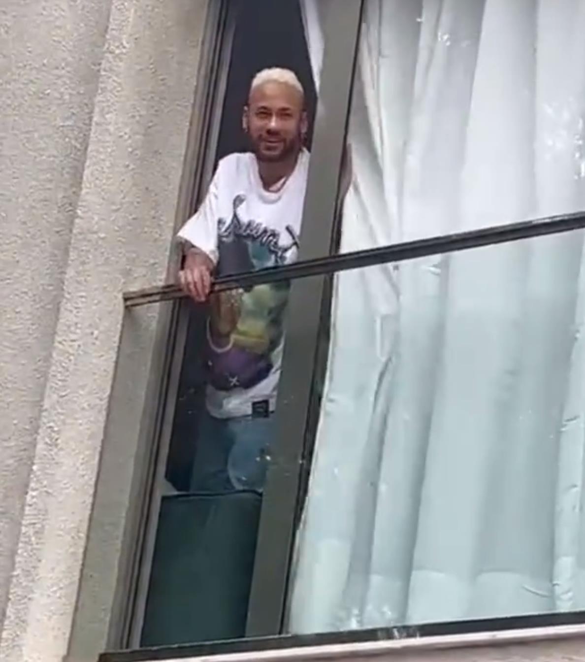 内马尔在自家阳台，冲球迷挥手！巴西出局太悲情，内少眼泪太悲壮