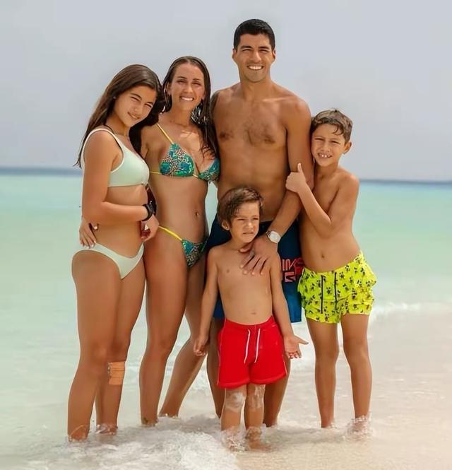 世界杯散心之旅！苏亚雷斯携爱妻马尔代夫度假，海滩戏水趣味十足(2)