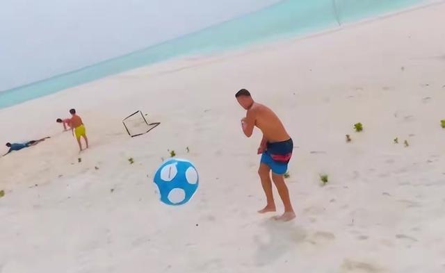 世界杯散心之旅！苏亚雷斯携爱妻马尔代夫度假，海滩戏水趣味十足(5)
