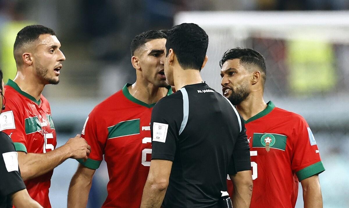 摩洛哥全队指着裁判鼻子骂，网友：别担心，世界杯决赛梅西是主角(5)