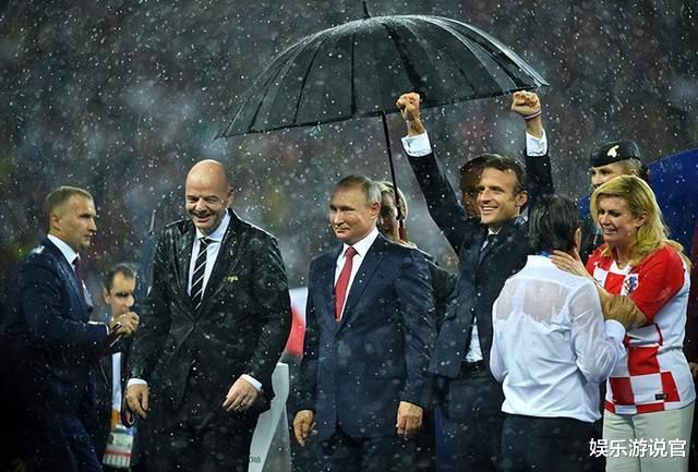 相比4年前世界杯颁奖，马克龙黯然神伤，身边打伞的人也踪影难觅(7)