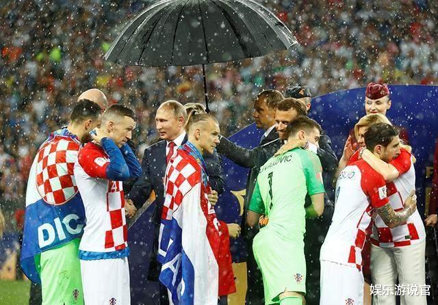 相比4年前世界杯颁奖，马克龙黯然神伤，身边打伞的人也踪影难觅(8)