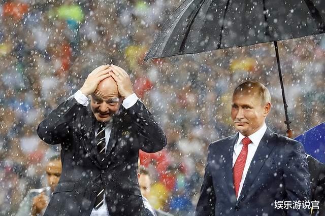 相比4年前世界杯颁奖，马克龙黯然神伤，身边打伞的人也踪影难觅(9)