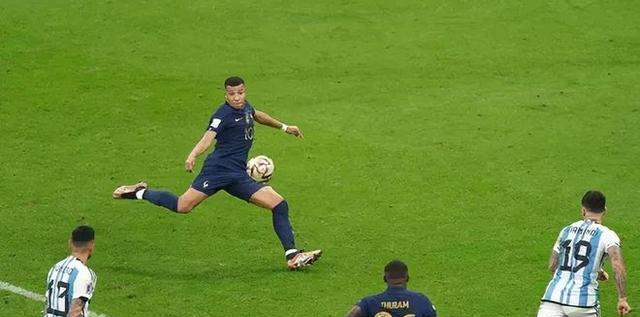 多家媒体晒阿根廷世界杯决赛第3粒进球无效图片！替补球员已进场(2)