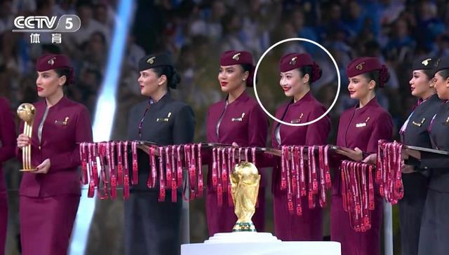 中国空姐站上世界杯颁奖台，优雅微笑，见证梅西捧杯！私照曝光