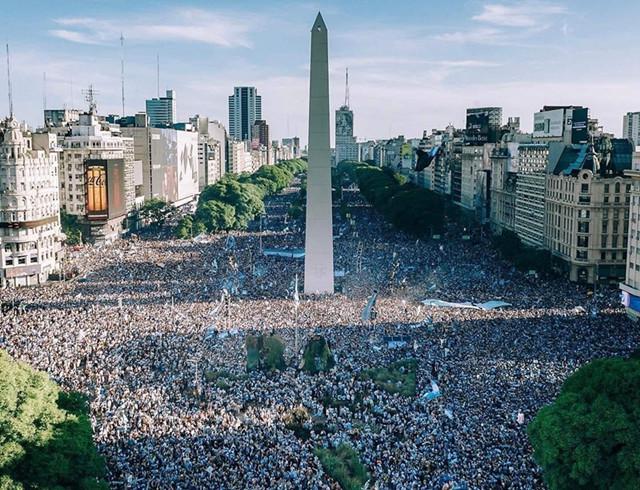 太勇了！阿根廷冠军游行，有人爬向67.5米高处，这真是拿命在庆祝(2)