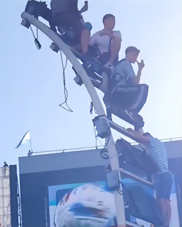 太勇了！阿根廷冠军游行，有人爬向67.5米高处，这真是拿命在庆祝(3)