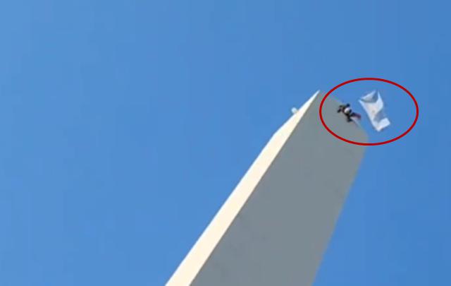 太勇了！阿根廷冠军游行，有人爬向67.5米高处，这真是拿命在庆祝(4)