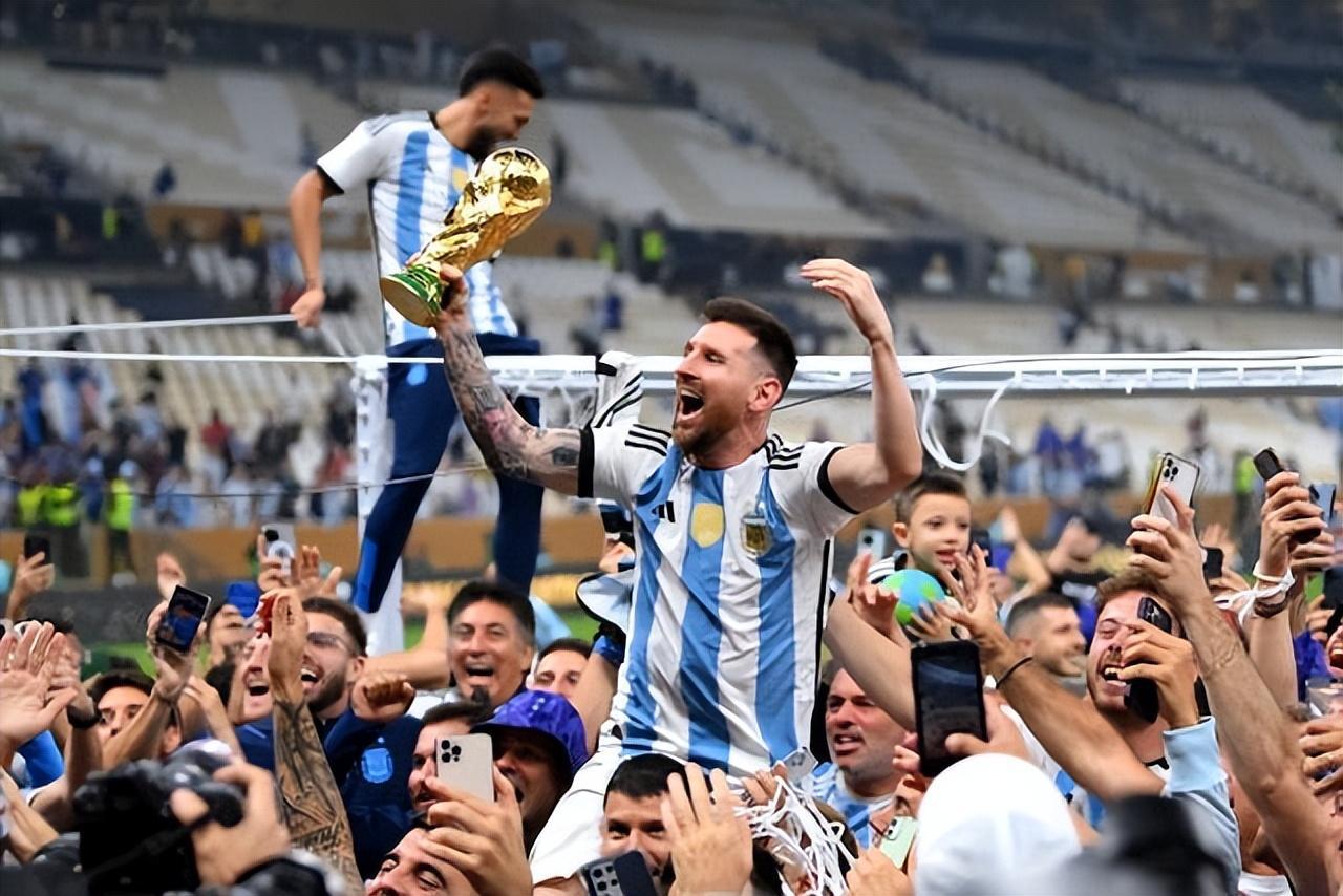 很多人都说马拉多纳保佑阿根廷拿冠军，只能说这些球迷不了解他(3)