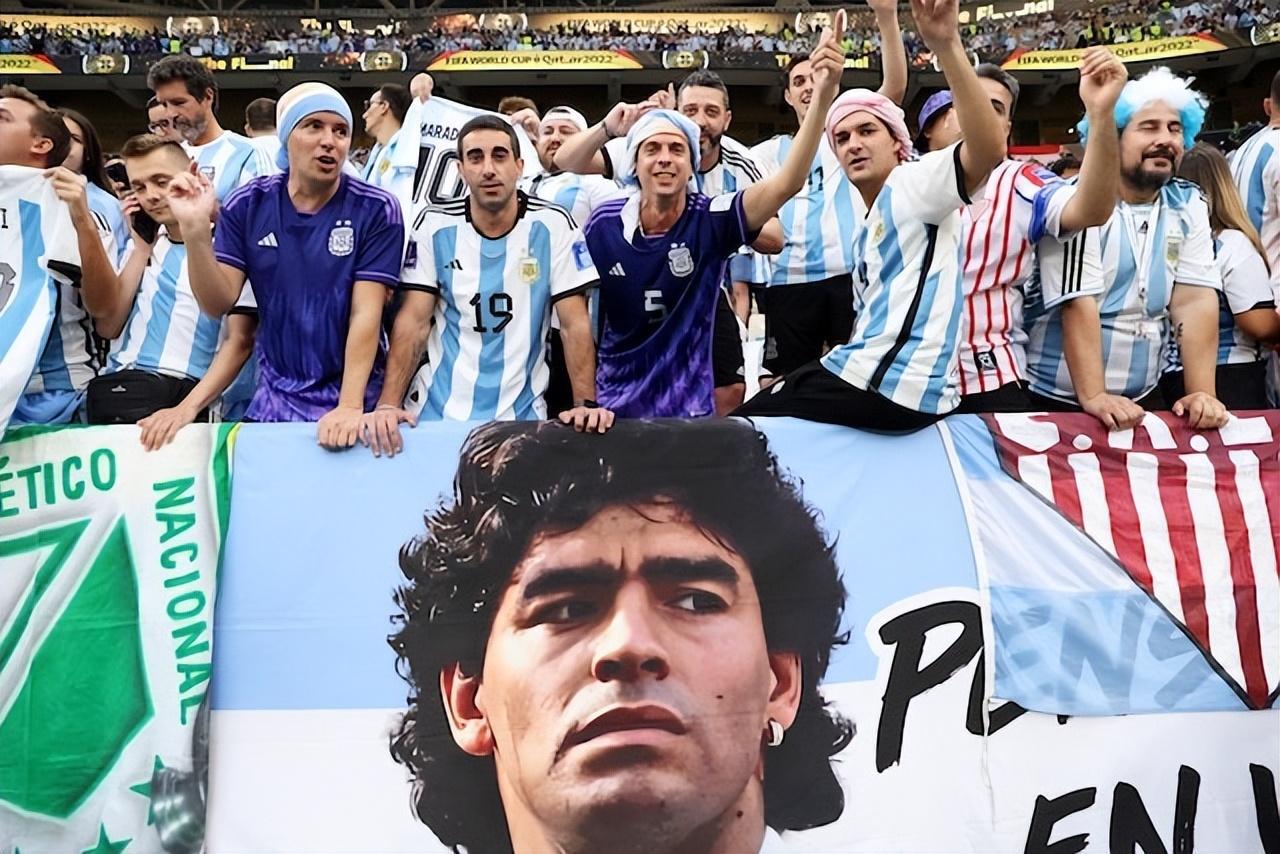 很多人都说马拉多纳保佑阿根廷拿冠军，只能说这些球迷不了解他(4)
