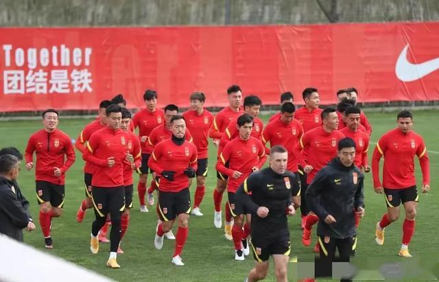 中国足球遭质疑:球迷骂声一片，960万平土地凭啥去海外搞集训？(2)
