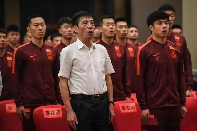 中国足球遭质疑:球迷骂声一片，960万平土地凭啥去海外搞集训？(4)