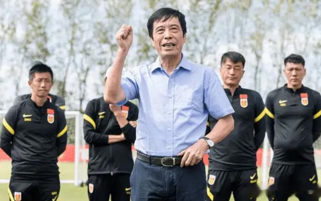 凭一己之力让中国足球倒退二十年的男人！(1)