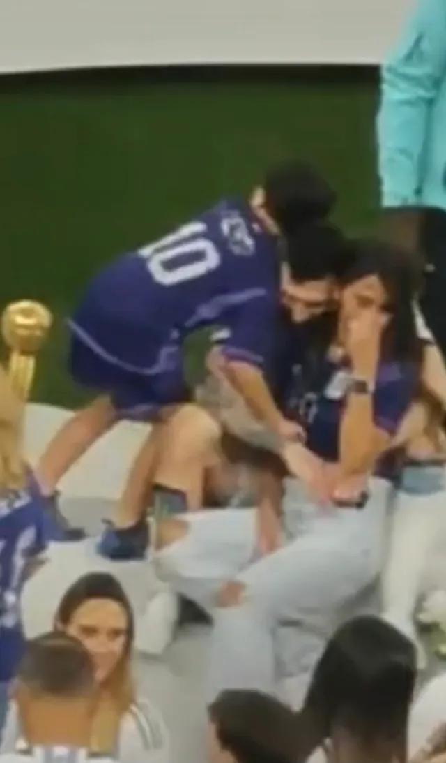 阿根廷夺冠后梅西与老婆紧紧相拥 安东内拉在梅西怀里抹泪(2)