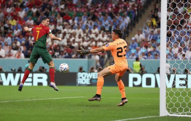 葡萄牙2-0乌拉圭小组出线，C罗成功复仇，B费真大腿打进两球(2)