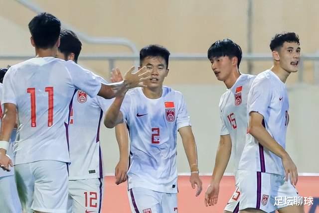 开场6分钟破门！中国男足轰亚洲杯首球，打懵日本，球迷热议：泪目了(4)