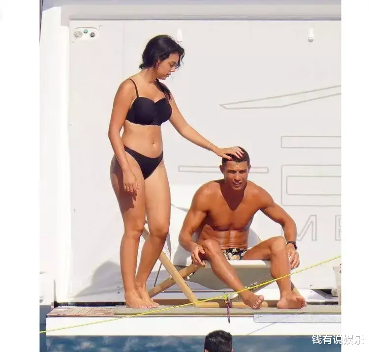 C罗和女友乔治娜游艇度假场景，身材丰满圆润，很符合欧美人审美(2)