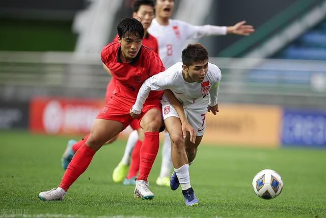 亚洲杯裁判惹争议！3次误判+无视韩国伤人，国足遗憾丢4强门票(2)