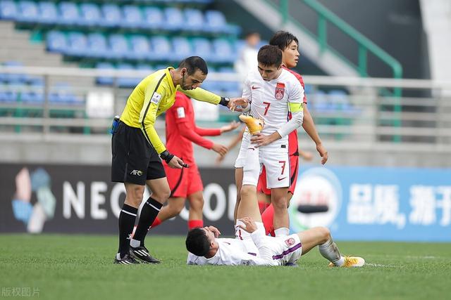 亚洲杯裁判惹争议！3次误判+无视韩国伤人，国足遗憾丢4强门票(4)