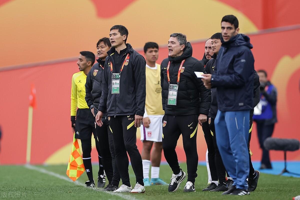 U20国足主帅安东尼奥，在接受记者马德兴采访时透露，他与中国足协的合同已经到期。