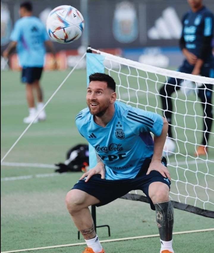回到阿根廷队，梅西重拾踢球乐趣！笑容挂在脸上，与队友嬉笑打闹(3)