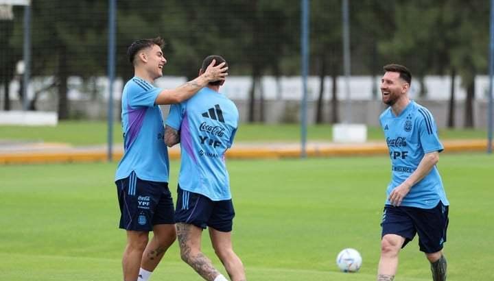 回到阿根廷队，梅西重拾踢球乐趣！笑容挂在脸上，与队友嬉笑打闹(5)