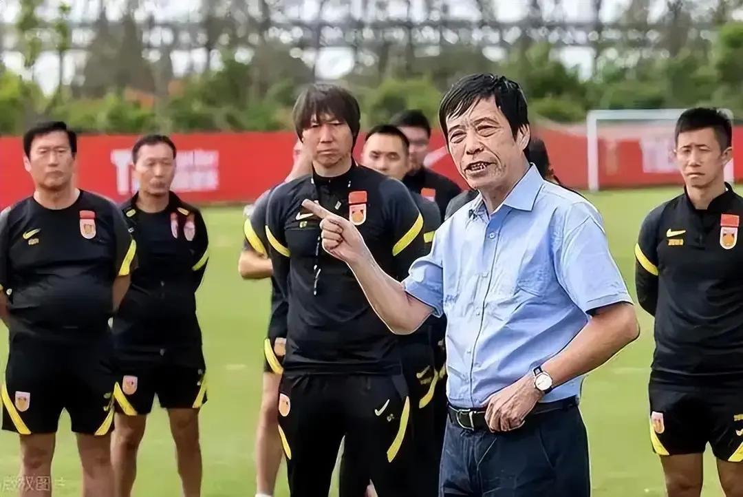 中国足球又一高官落马，中国足球从足协主席抓起真不是一句玩笑话！

继中国男足的主(2)