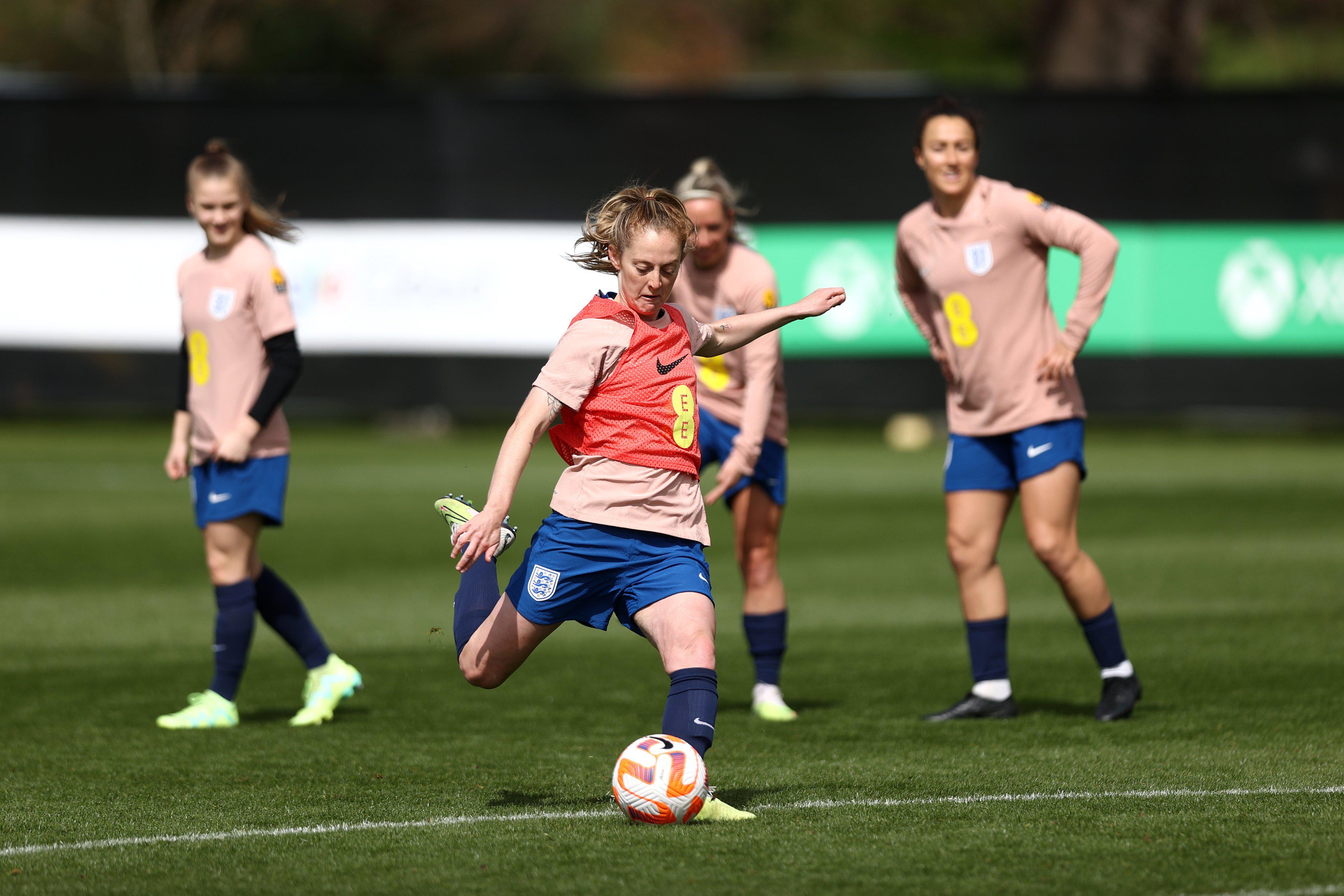 英格兰女足备战今天和澳大利亚女足的友谊赛。#三狮军团##女足世界杯# ​​​(3)