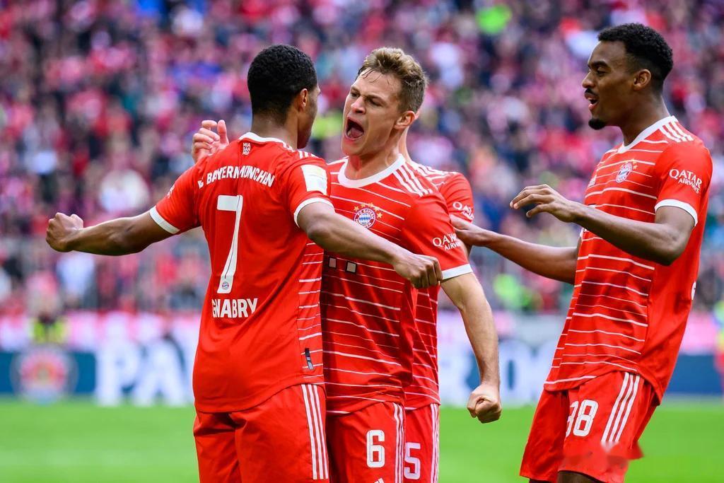 拜仁以6-0的胜利接近冠军

第32轮6-0下沙尔克，拜仁逼近德甲11连冠。

(2)
