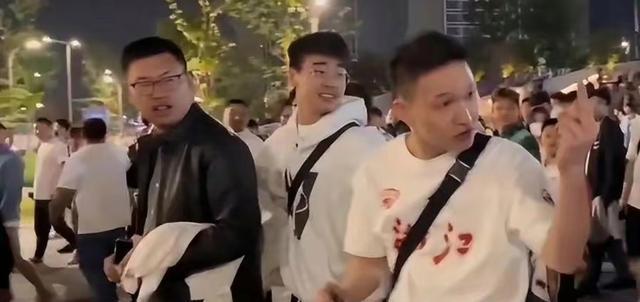中超冲突！浙江球迷打伤上海球迷，安保和特警出面护送离开(2)
