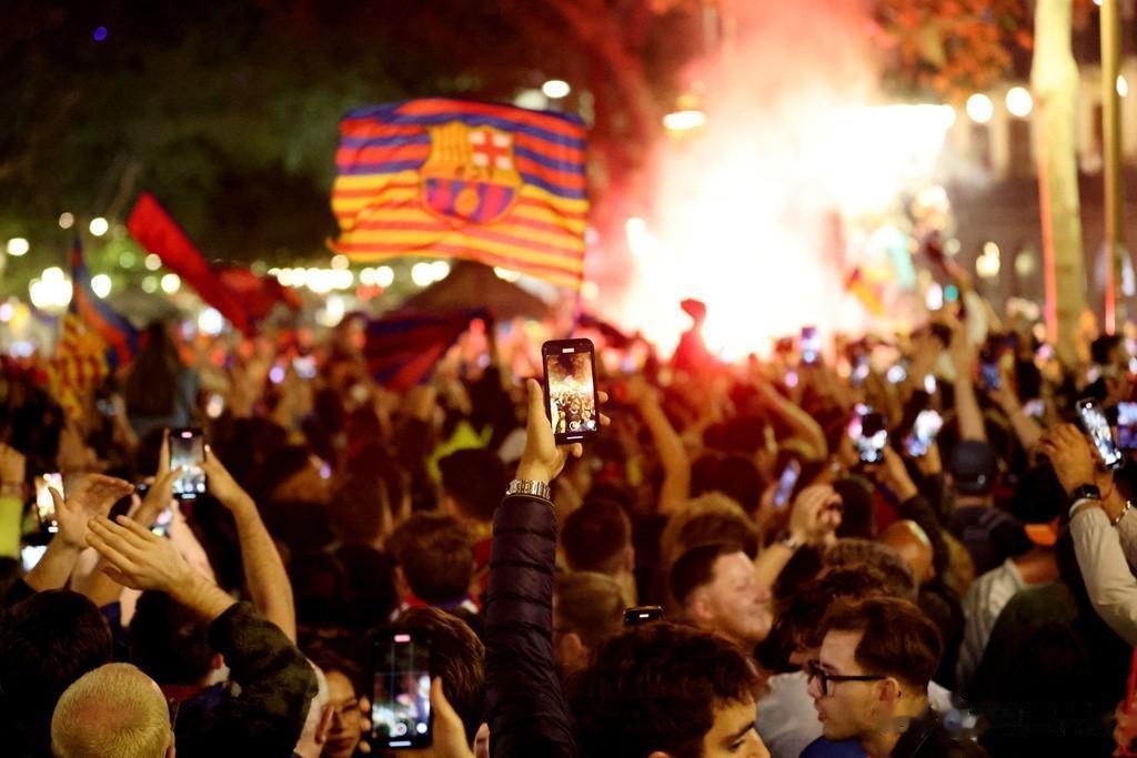 巴塞罗那万人空巷庆祝球队夺冠

在巴萨提前4轮正式赢得西甲联赛冠军后，巴萨球迷涌