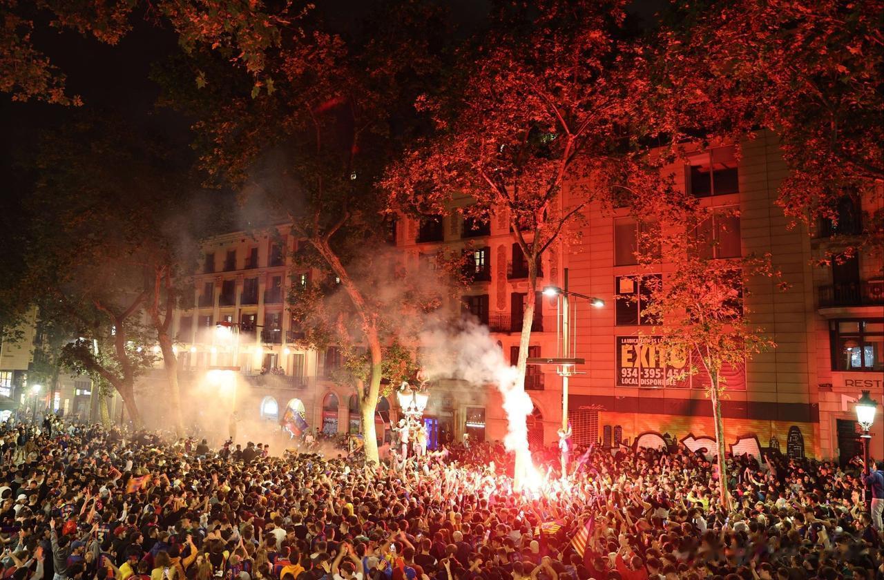 巴塞罗那万人空巷庆祝球队夺冠

在巴萨提前4轮正式赢得西甲联赛冠军后，巴萨球迷涌(2)