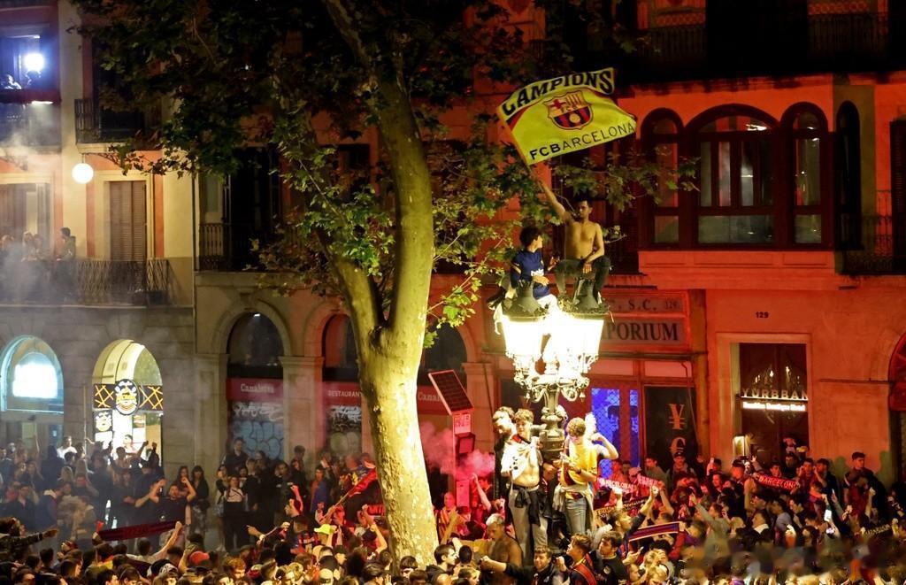 巴塞罗那万人空巷庆祝球队夺冠

在巴萨提前4轮正式赢得西甲联赛冠军后，巴萨球迷涌(3)
