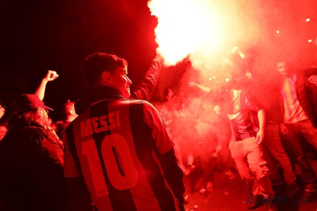 巴塞罗那万人空巷庆祝球队夺冠

在巴萨提前4轮正式赢得西甲联赛冠军后，巴萨球迷涌(4)